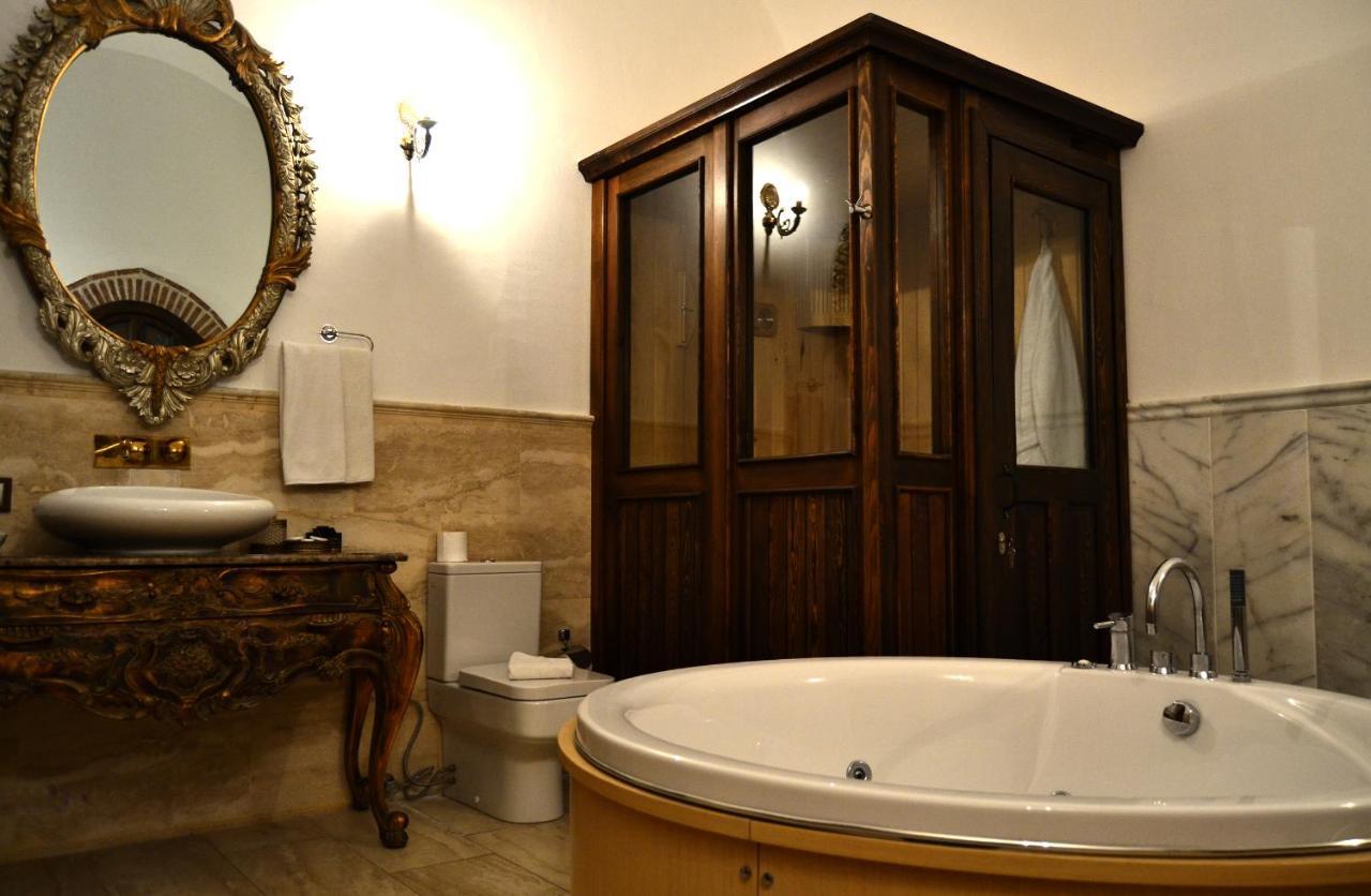 Cesme Kanuni Kervansaray Historical Hotel Esterno foto