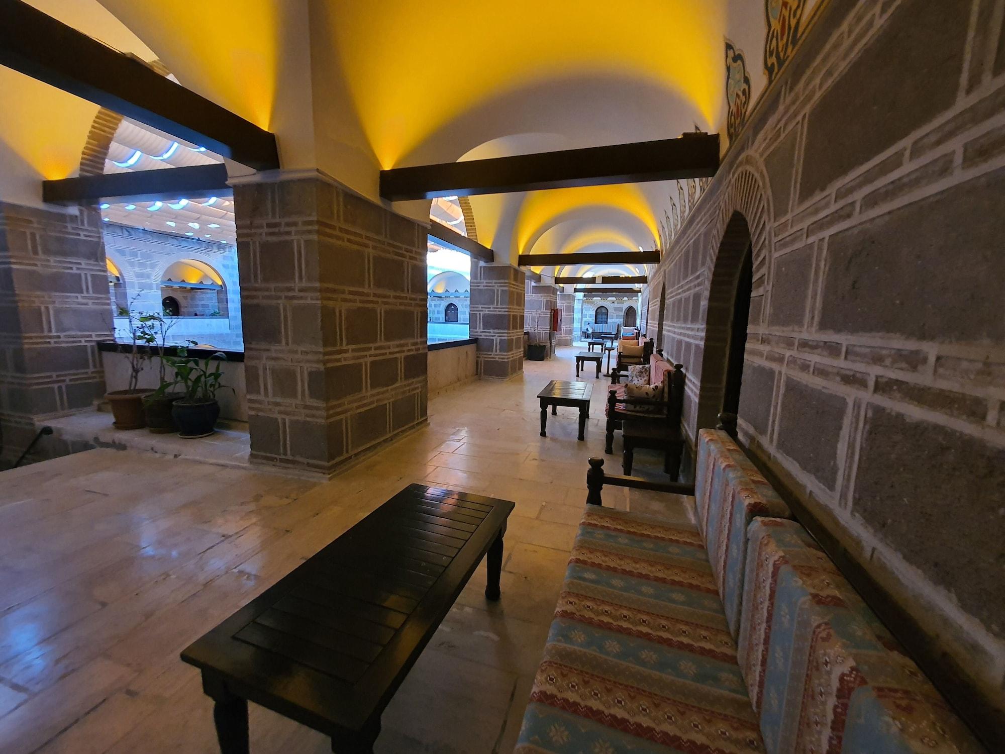 Cesme Kanuni Kervansaray Historical Hotel Esterno foto