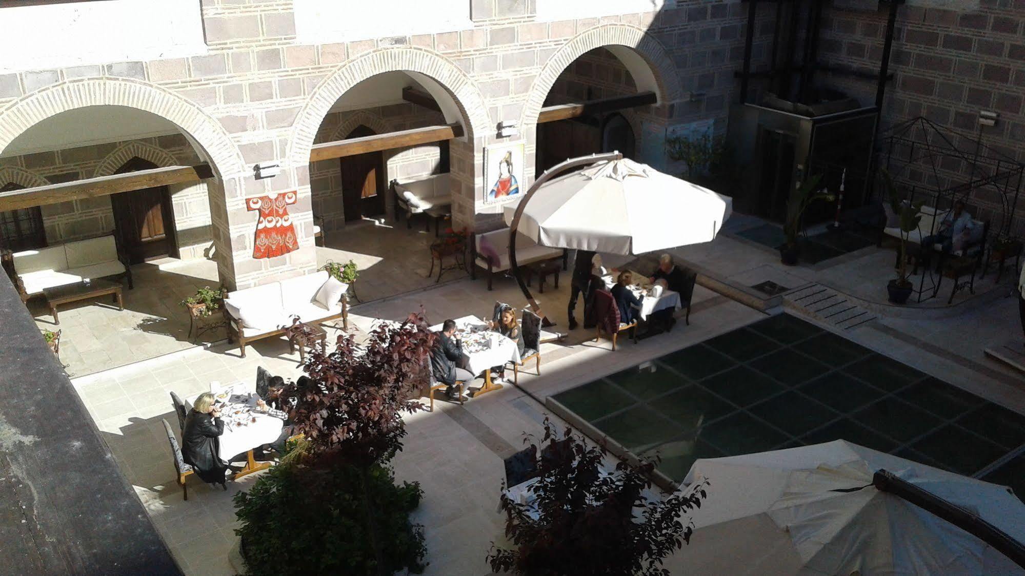 Cesme Kanuni Kervansaray Historical Hotel Esterno foto